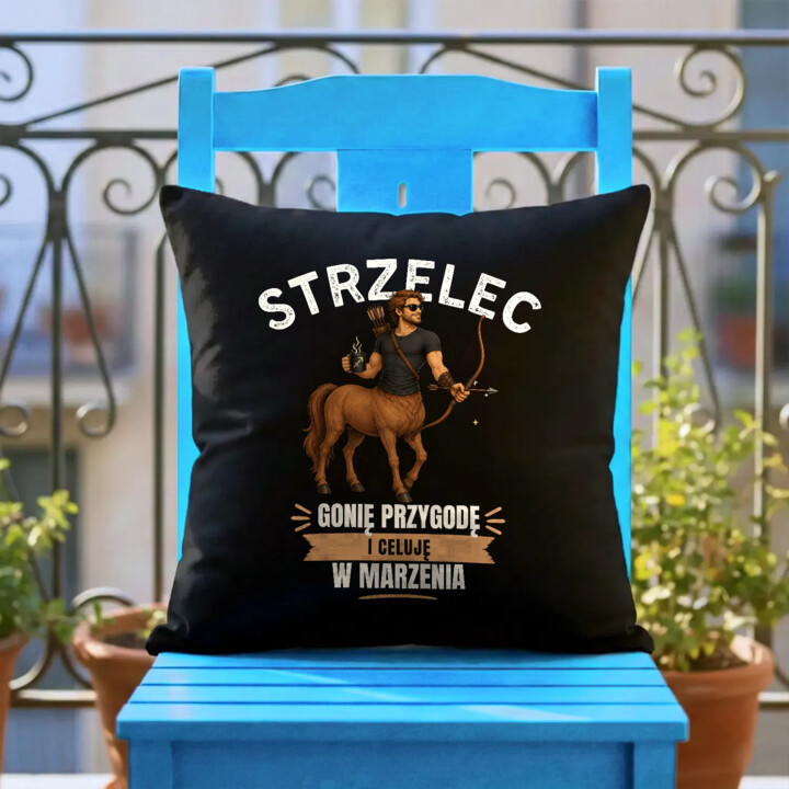 Strzelec gonię przygodę i celuję w marzenia - czarna poduszka na prezent