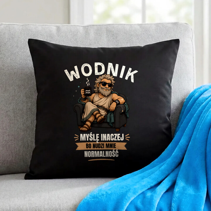 Wodnik myślę inaczej bo nudzi mnie normalność - czarna poduszka na prezent