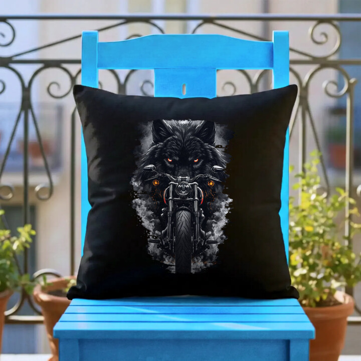 Motocykl z wilkiem - czarna poduszka na prezent