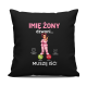 Poduszka czarna Imię żony dzwoni muszę iść - produkt personalizowany