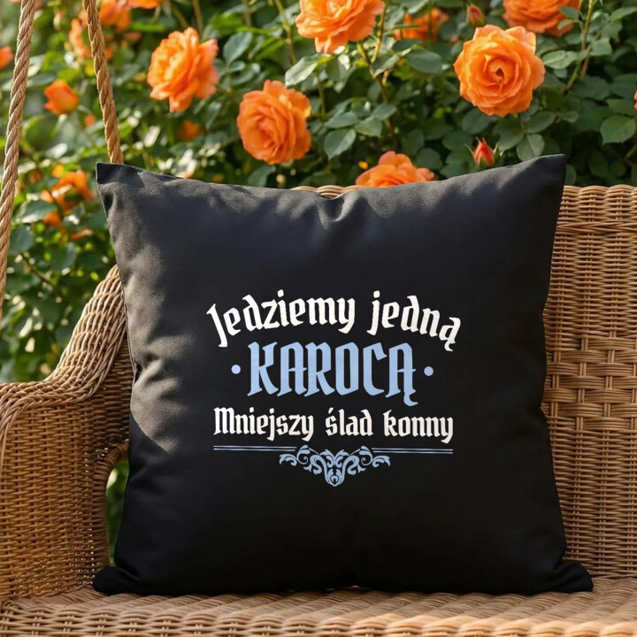 Jedziemy jedną karocą, mniejszy ślad konny - czarna poduszka na prezent dla fanów serialu 1670