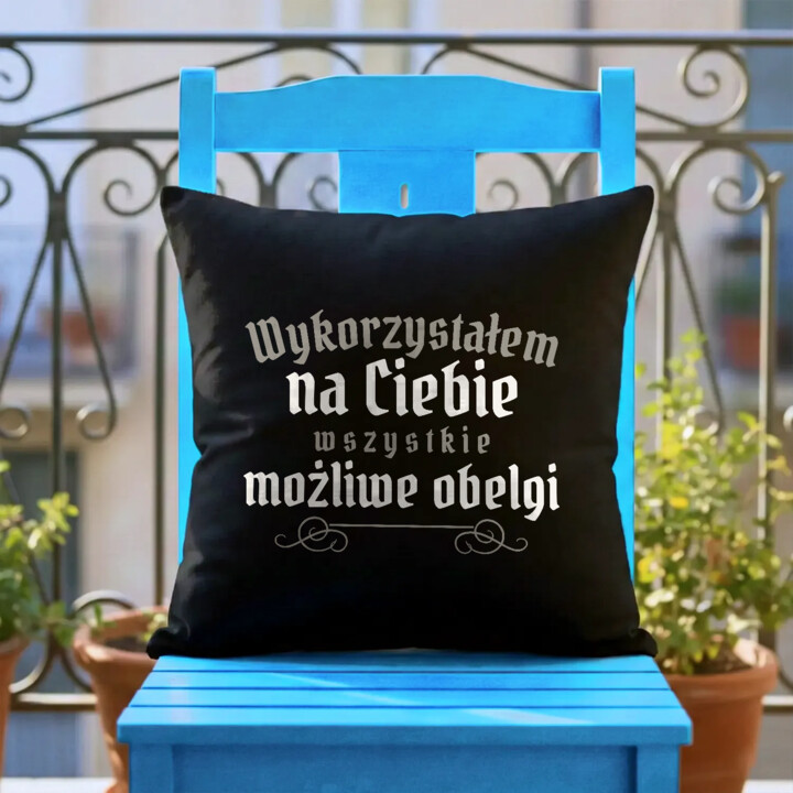 Wykorzystałem na Ciebie wszystkie możliwe obelgi - czarna poduszka na prezent dla fanów serialu 1670