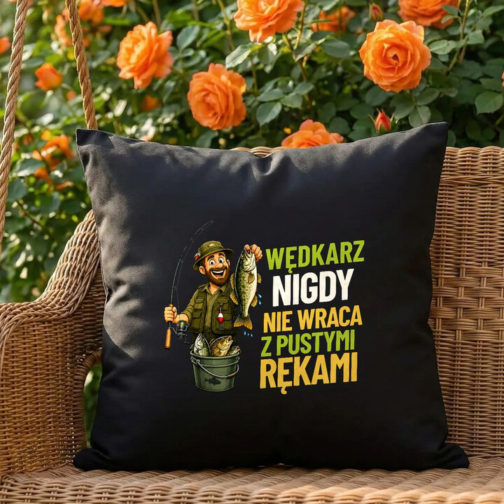 Wędkarz nigdy nie wraca z pustymi rękami - czarna poduszka na prezent dla wędkarza