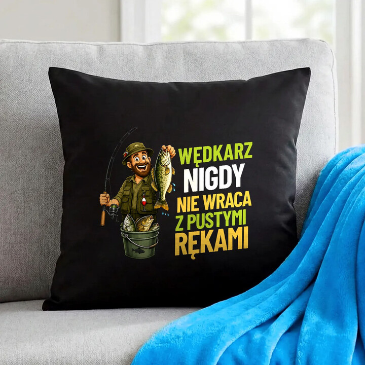 Wędkarz nigdy nie wraca z pustymi rękami - czarna poduszka na prezent dla wędkarza