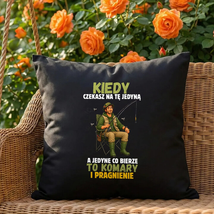 Kiedy czekasz na tę jedyną, a jedyne co bierze to komary - czarna poduszka dla wędkarza