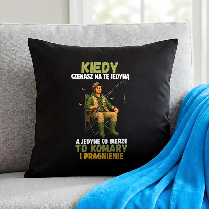 Kiedy czekasz na tę jedyną, a jedyne co bierze to komary - czarna poduszka dla wędkarza