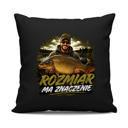 Rozmiar ma znaczenie - czarna poduszka na prezent dla wędkarza