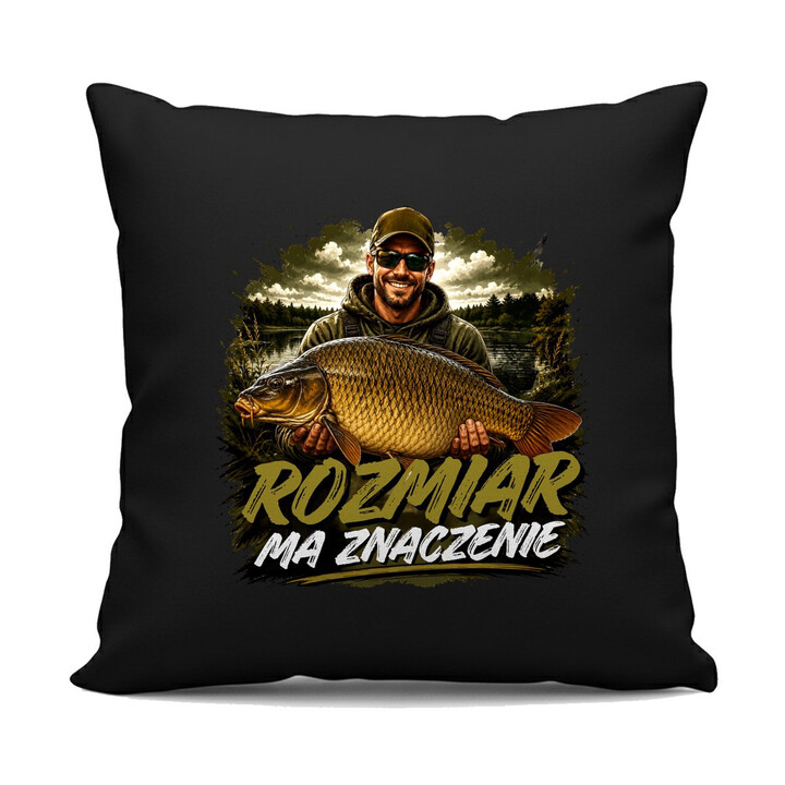 Rozmiar ma znaczenie - czarna poduszka na prezent dla wędkarza