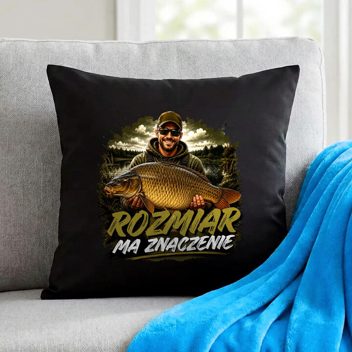 Rozmiar ma znaczenie - czarna poduszka na prezent dla wędkarza