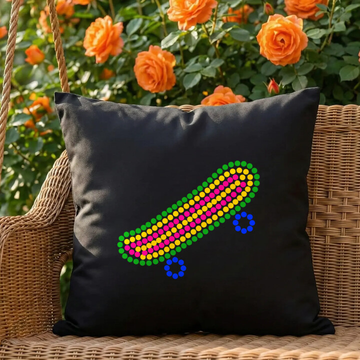 Deskorolka z kropek - dzień kropki - czarna poduszka na prezent