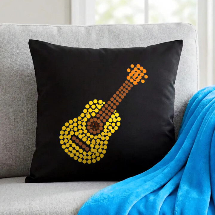 Gitara z kropek - dzień kropki - czarna poduszka na prezent