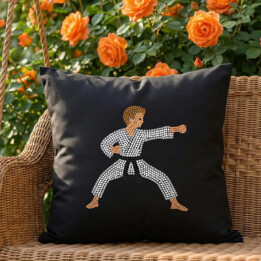 Karateka z kropek - dzień kropki - czarna poduszka na prezent