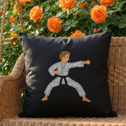 Karateka z kropek - dzień kropki - czarna poduszka na prezent