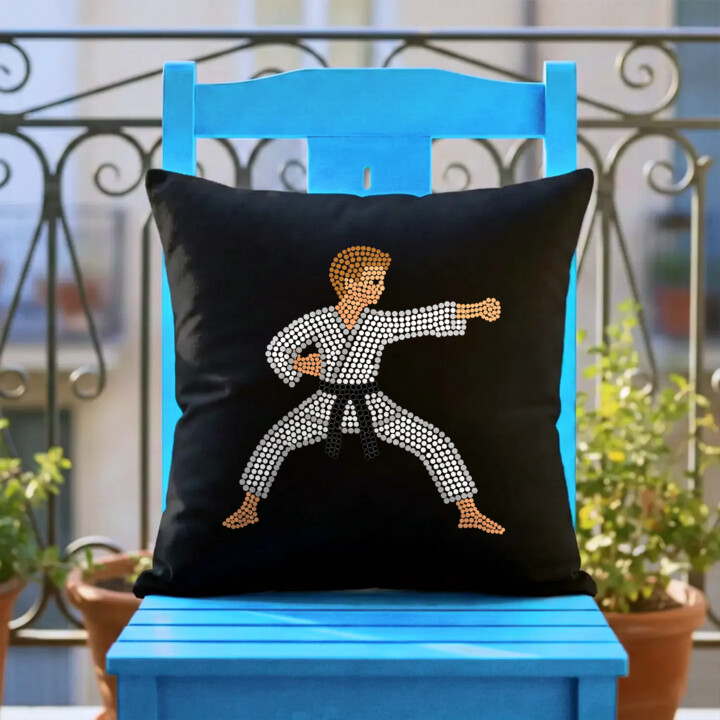 Karateka z kropek - dzień kropki - czarna poduszka na prezent