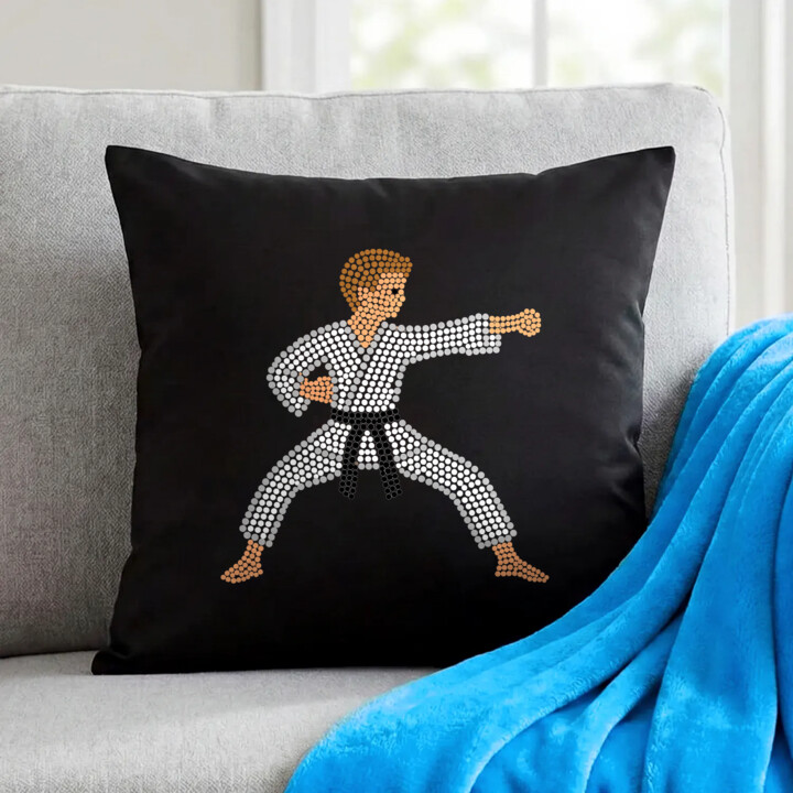 Karateka z kropek - dzień kropki - czarna poduszka na prezent