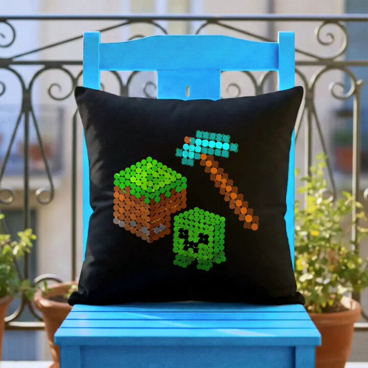 Klockowy świat z kropek - dzień kropki - czarna poduszka na prezent - inspirowane Minecraftem