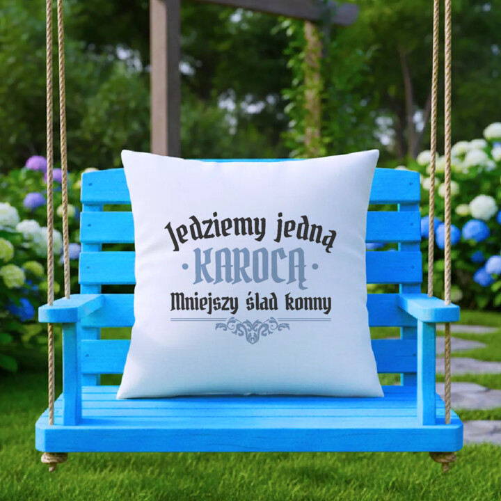 Jedziemy jedną karocą, mniejszy ślad konny - poduszka na prezent dla fanów serialu 1670