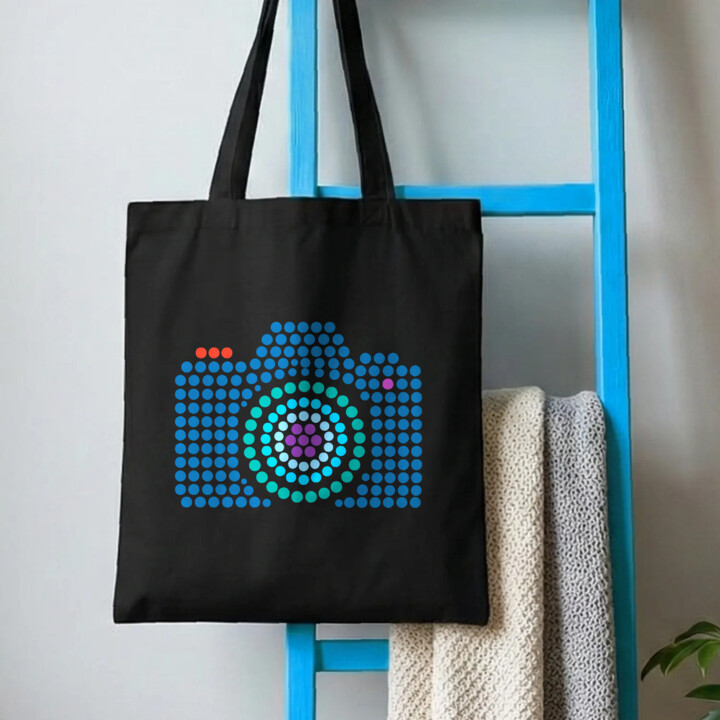 Aparat fotograficzny z kropek - dzień kropki - torba na prezent