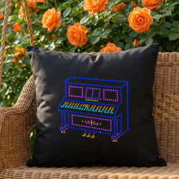 Pianino z kropek - dzień kropki - czarna poduszka na prezent