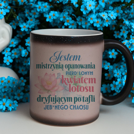 Jestem mistrzynią opanowania, pierd*lonym kwiatem lotosu - magiczny kubek z brokatem na prezent