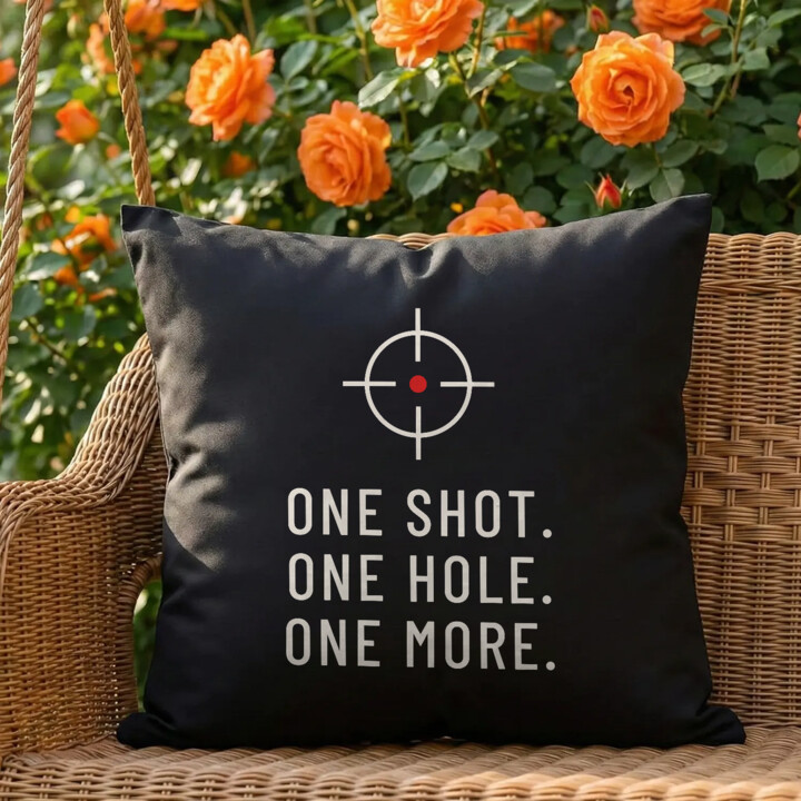 One shot. One hole. One more. - czarna poduszka dla strzelca
