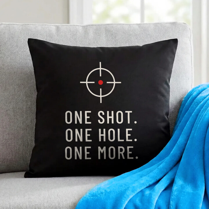 One shot. One hole. One more. - czarna poduszka dla strzelca