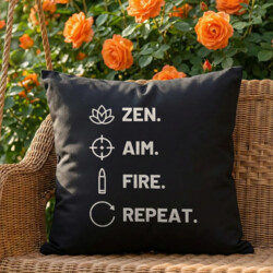 Zen. Aim. Fire. Repeat. - czarna poduszka dla strzelca