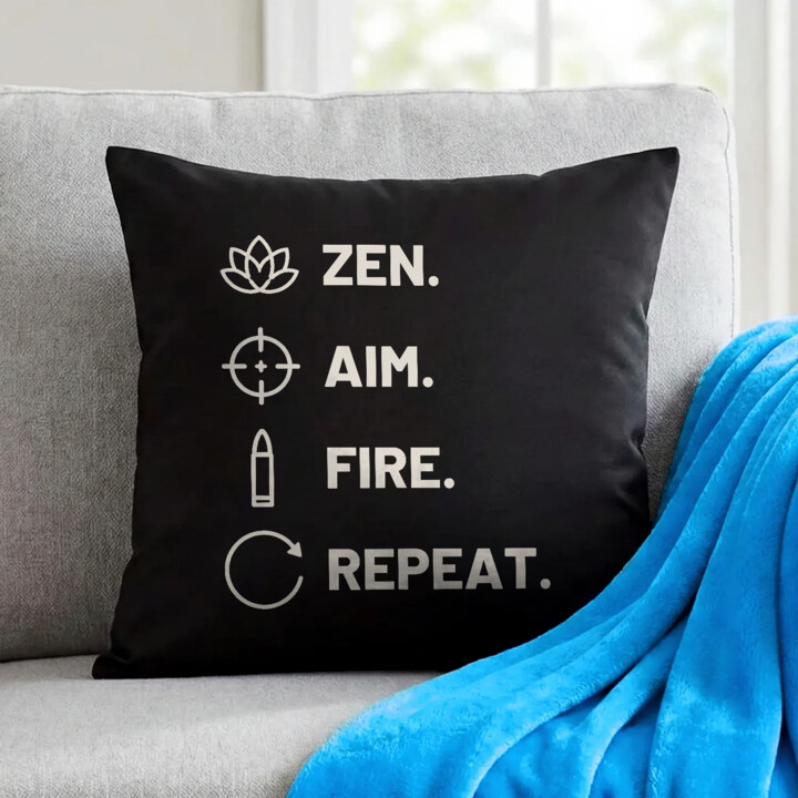 Zen. Aim. Fire. Repeat. - czarna poduszka dla strzelca