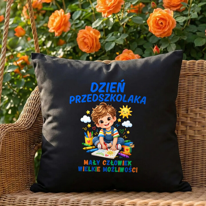 Mały człowiek wielkie możliwości - dzień przedszkolaka - czarna poduszka na prezent