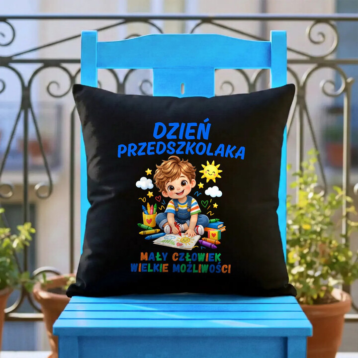 Mały człowiek wielkie możliwości - dzień przedszkolaka - czarna poduszka na prezent