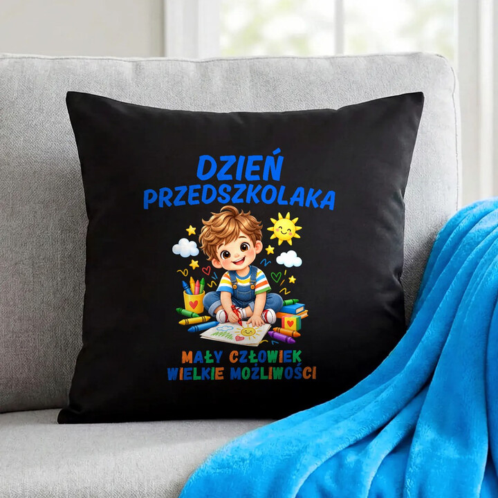 Mały człowiek wielkie możliwości - dzień przedszkolaka - czarna poduszka na prezent