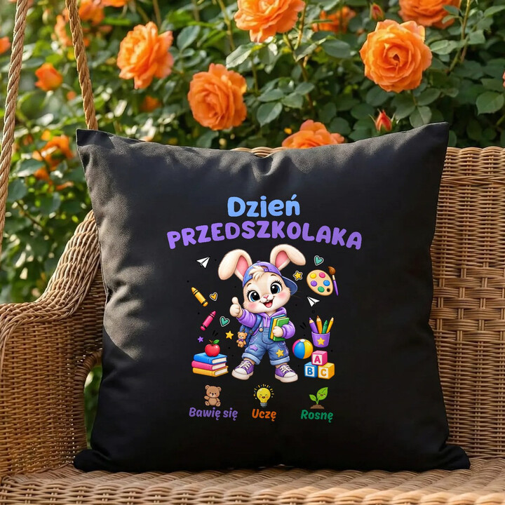 Bawię się uczę rosnę - dzień przedszkolaka - czarna poduszka na prezent