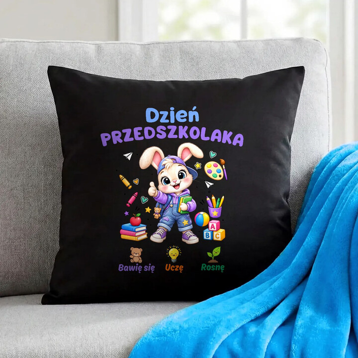 Bawię się uczę rosnę - dzień przedszkolaka - czarna poduszka na prezent