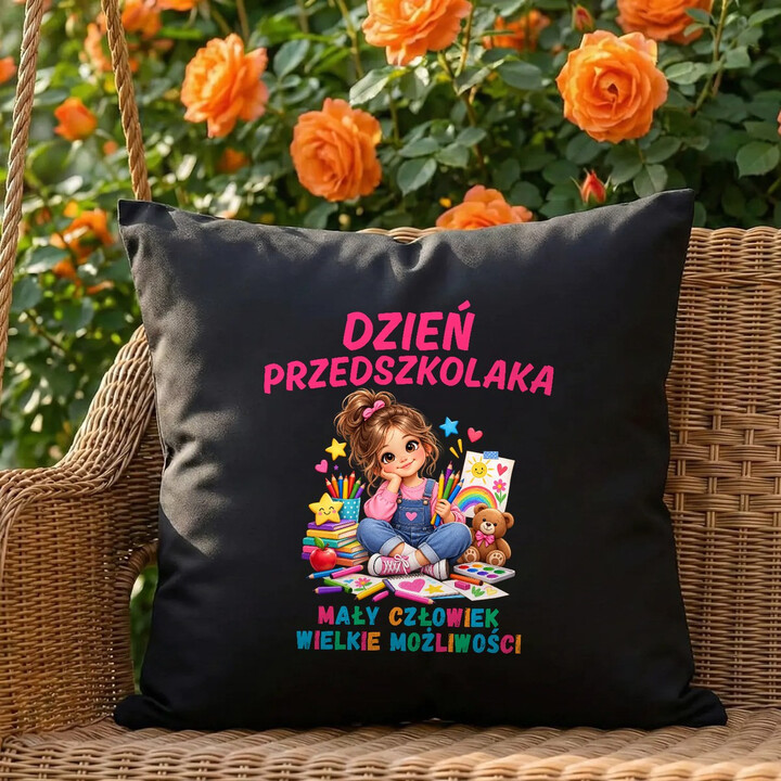Mały człowiek wielkie możliwości - dzień przedszkolaka - czarna poduszka dla dziewczynki na prezent