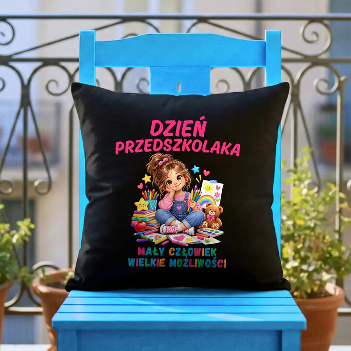 Mały człowiek wielkie możliwości - dzień przedszkolaka - czarna poduszka dla dziewczynki na prezent