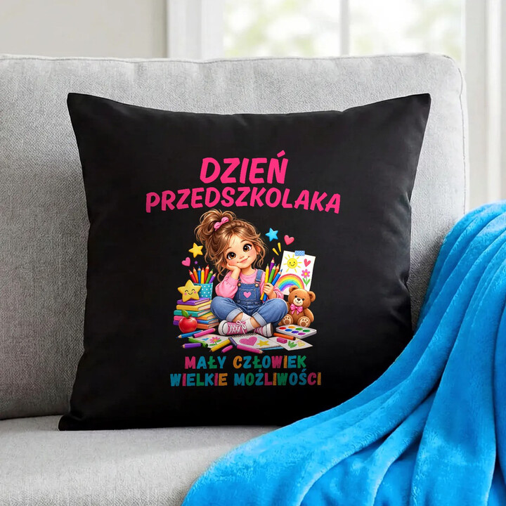 Mały człowiek wielkie możliwości - dzień przedszkolaka - czarna poduszka dla dziewczynki na prezent