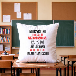 Nauczycielka edukacji wczesnoszkolnej jest jak każda nauczycielka, tylko fajniejsza - poduszka na prezent dla nauczycielki