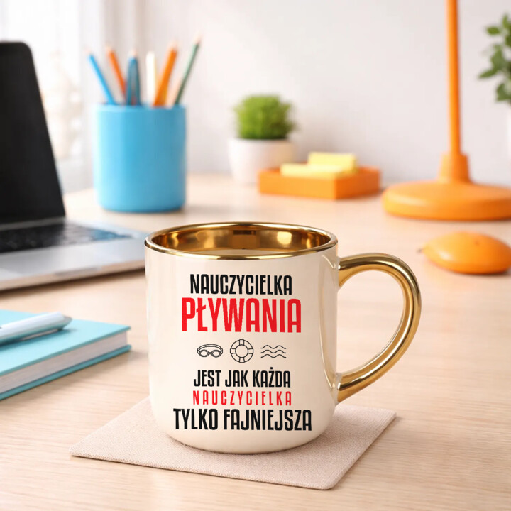 Nauczycielka pływania jest jak każda nauczycielka, tylko fajniejsza - kubek elegancki na prezent dla nauczycielki