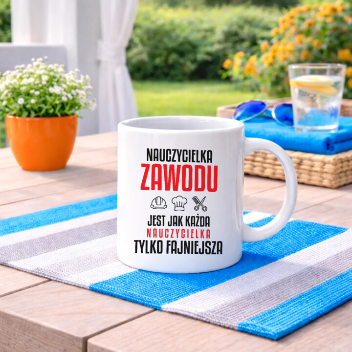 Nauczycielka zawodu jest jak każda nauczycielka, tylko fajniejsza - kubek na prezent dla nauczycielki