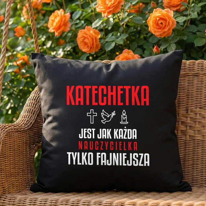 Katechetka jest jak każda nauczycielka, tylko fajniejsza - czarna poduszka na prezent dla nauczycielki