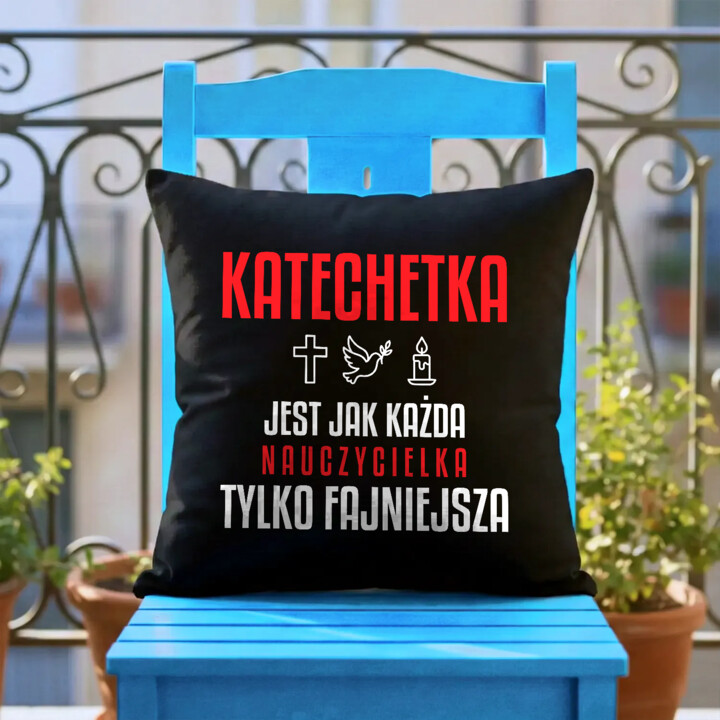 Katechetka jest jak każda nauczycielka, tylko fajniejsza - czarna poduszka na prezent dla nauczycielki