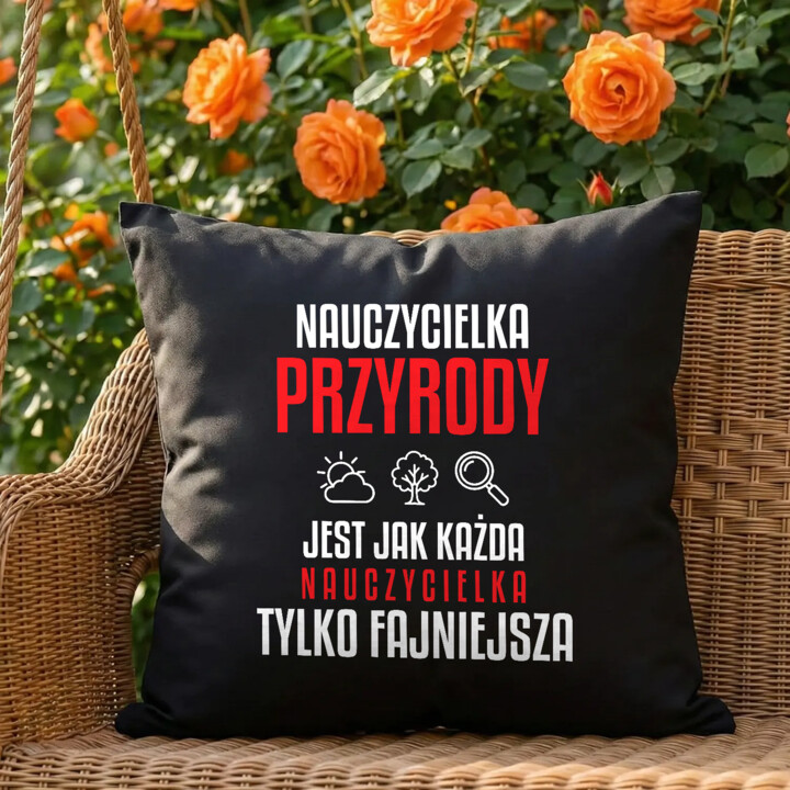 Nauczycielka przyrody jest jak każda nauczycielka, tylko fajniejsza - czarna poduszka na prezent dla nauczycielki