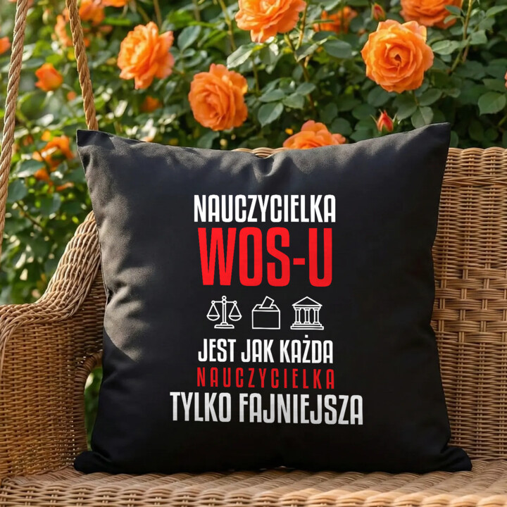 Nauczycielka WOS-u jest jak każda nauczycielka, tylko fajniejsza - czarna poduszka na prezent dla nauczycielki