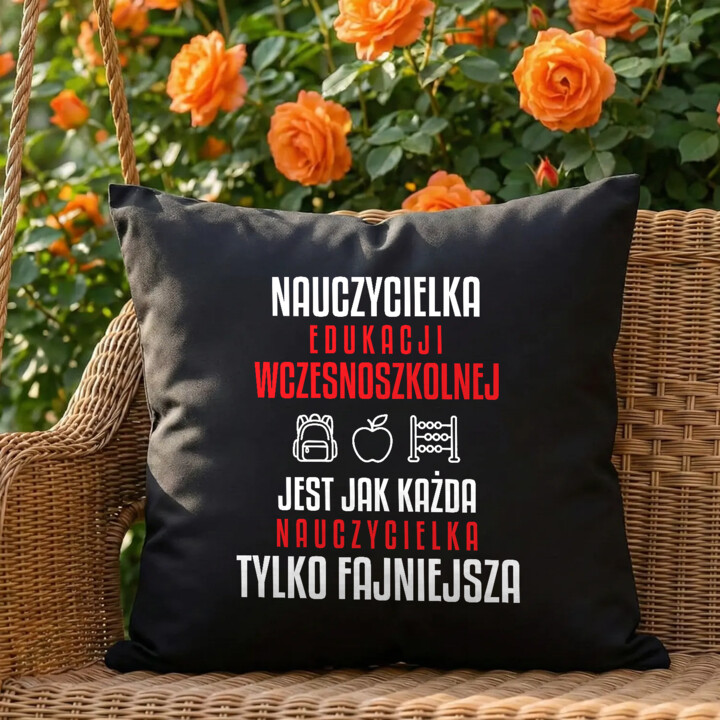 Nauczycielka edukacji wczesnoszkolnej jest jak każda nauczycielka, tylko fajniejsza - czarna poduszka dla nauczycielki