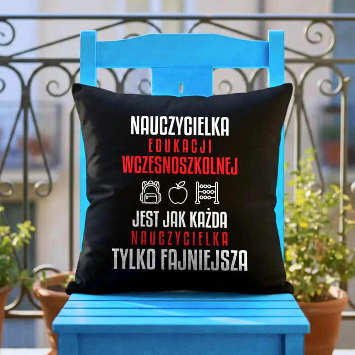 Nauczycielka edukacji wczesnoszkolnej jest jak każda nauczycielka, tylko fajniejsza - czarna poduszka dla nauczycielki