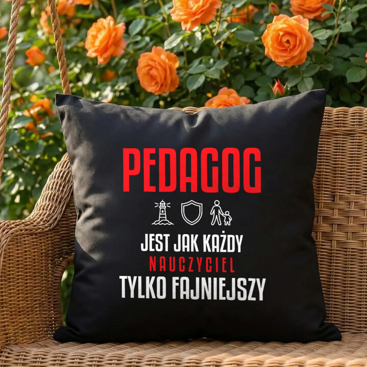 Pedagog jest jak każdy nauczyciel, tylko fajniejszy - czarna poduszka na prezent dla nauczyciela