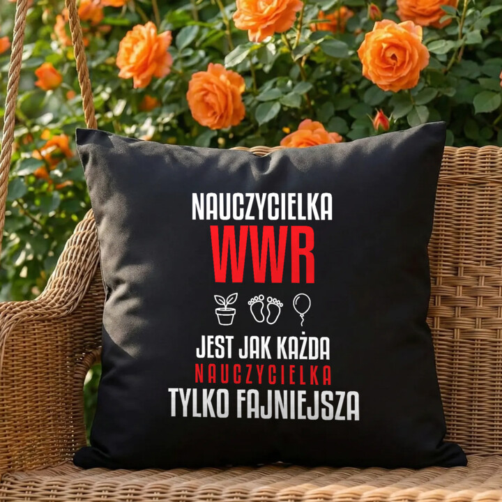 Nauczycielka WWR jest jak każda nauczycielka, tylko fajniejsza - czarna poduszka na prezent dla nauczycielki