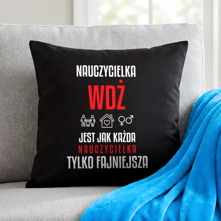 Nauczycielka WDŻ jest jak każda nauczycielka, tylko fajniejsza - czarna poduszka na prezent dla nauczycielki