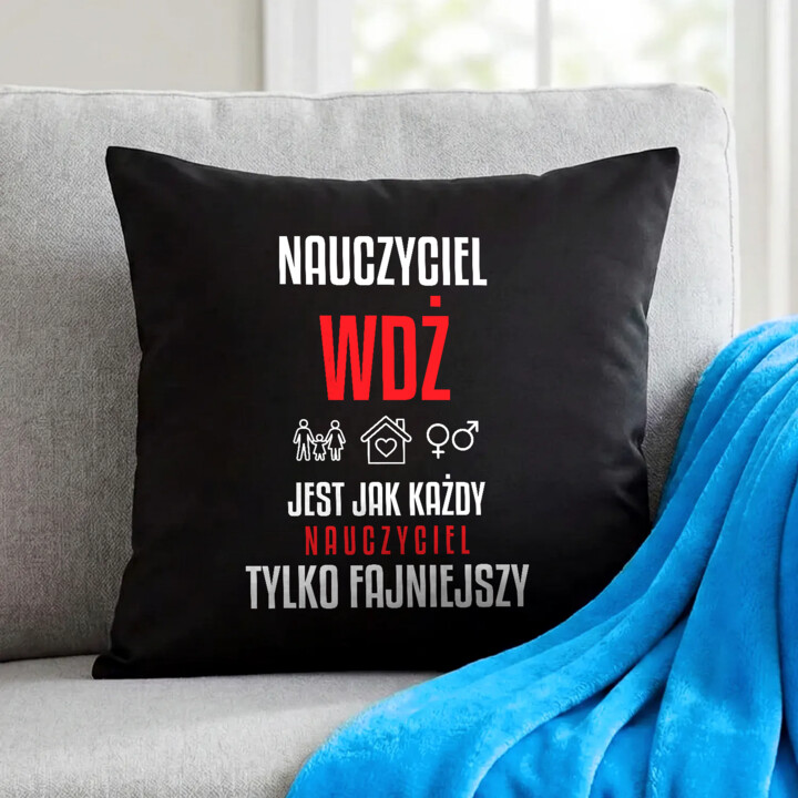 Nauczyciel WDŻ jest jak każdy nauczyciel, tylko fajniejszy - czarna poduszka na prezent dla nauczyciela