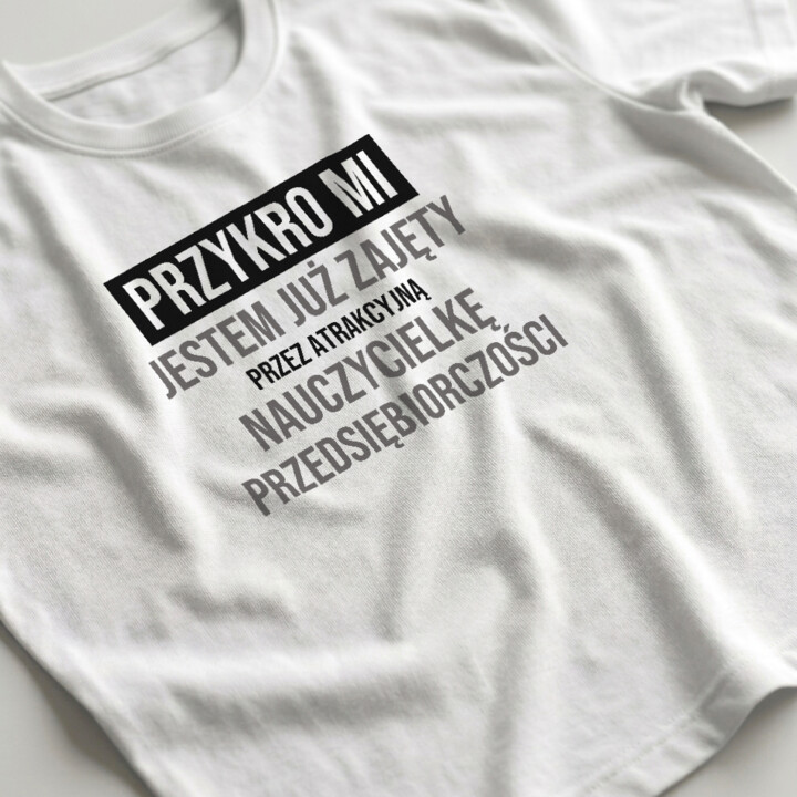 Przykro mi, jestem już zajęty przez atrakcyjną nauczycielkę przedsiębiorczości - męska koszulka na prezent